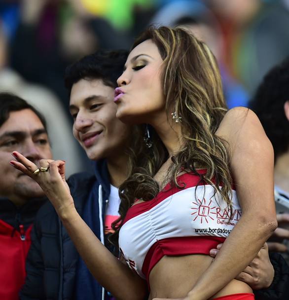 Una tifosa peruviana ha attirato le attenzioni dei fotografi durante la partita tra Brasile e Per a Temuco. Afp